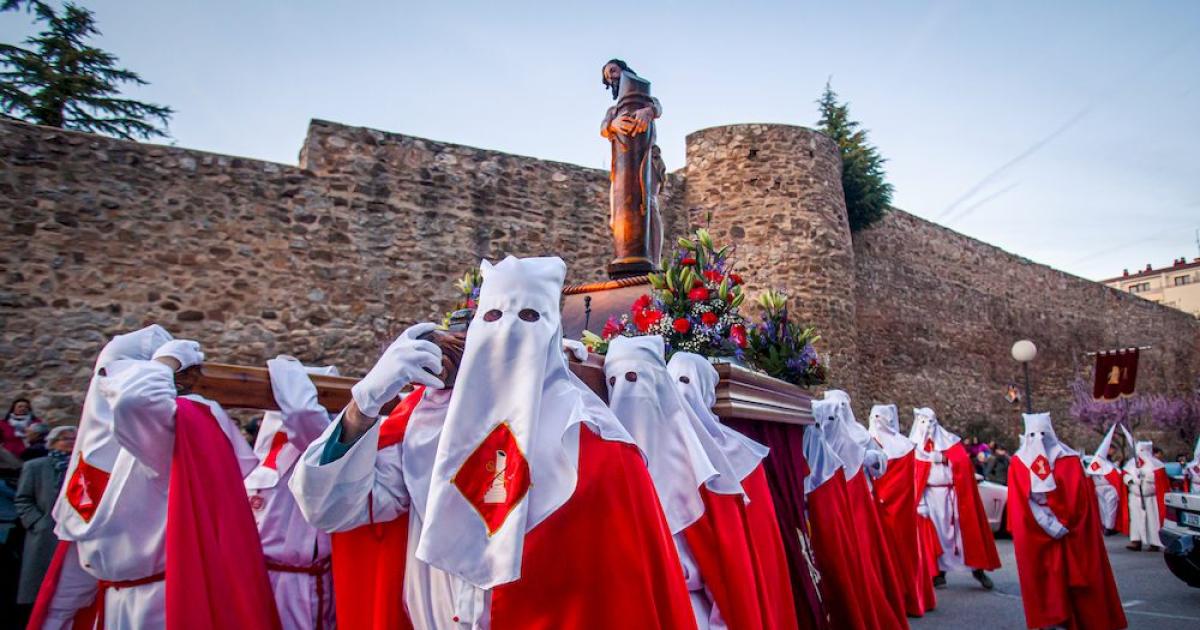 Semana Santa Recogimiento Y Penitencia En El V A Crucis De La