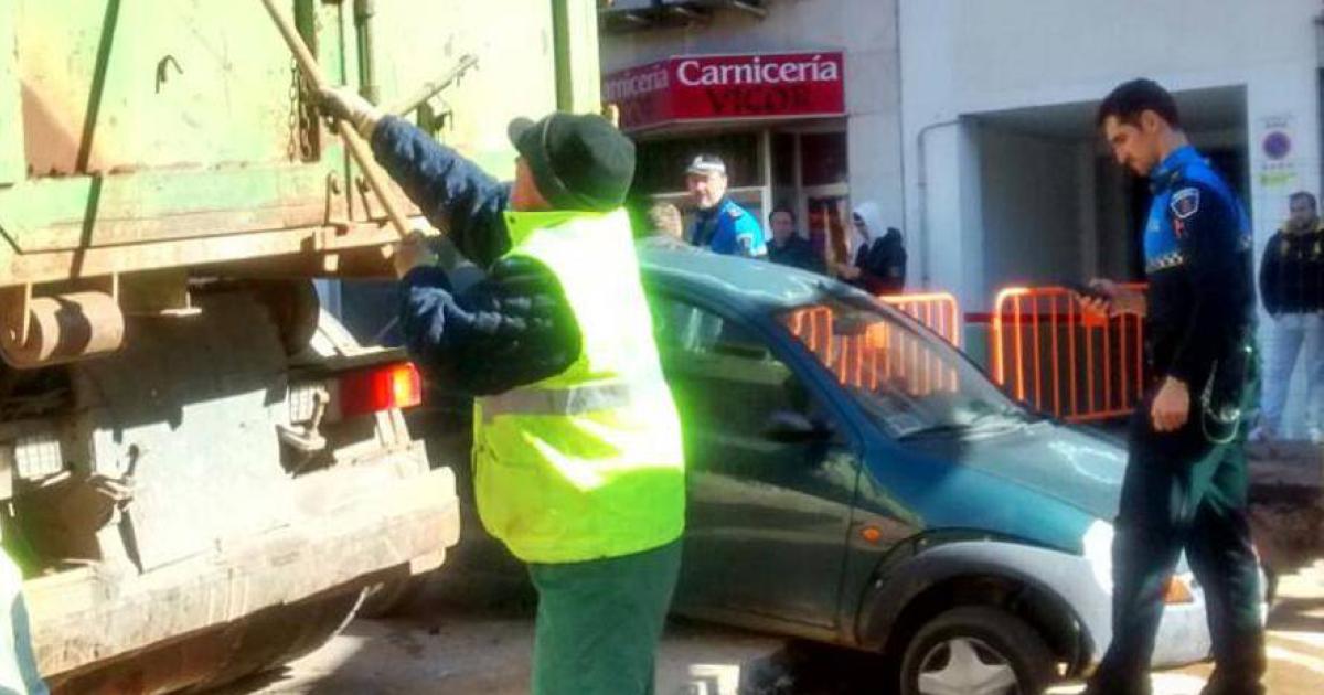 Sucesos Un Veh Culo Cae A Una Zanja En Las Obras De La Calle Las Casas