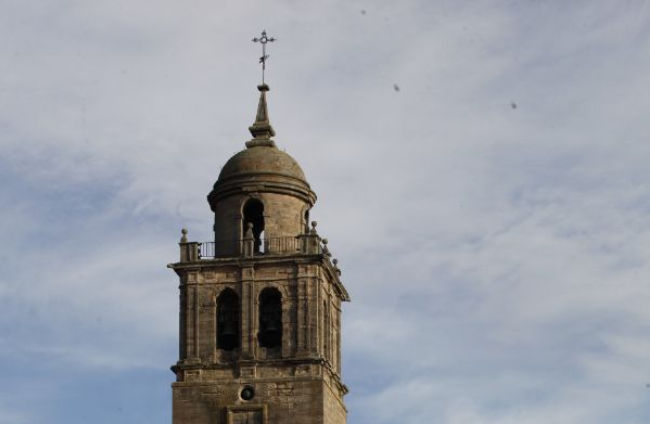 El antiguo Ayuntamiento y la colegiata de Medinaceli. HDS