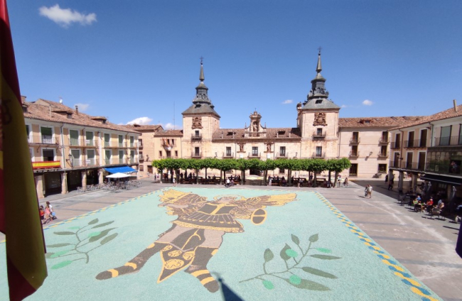 La plaza Mayor de El Burgo con las alfombras florales del Corpus. HDS