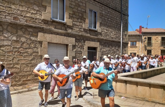 Ronda de este sábado por las calles de Duruelo. RAQUEL FERNÁNDEZ