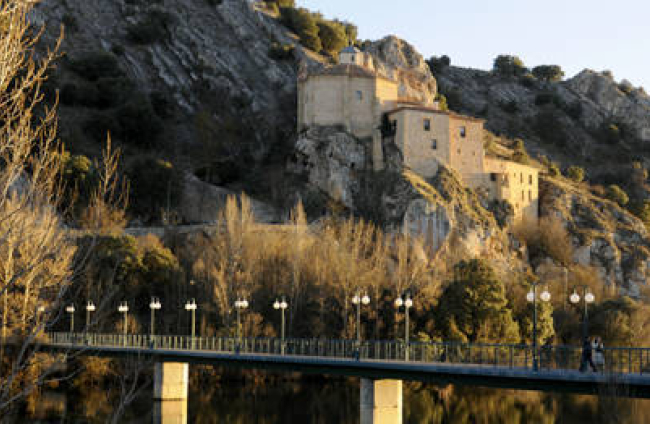 La ermita de San Saturio junto al río Duero. HDS