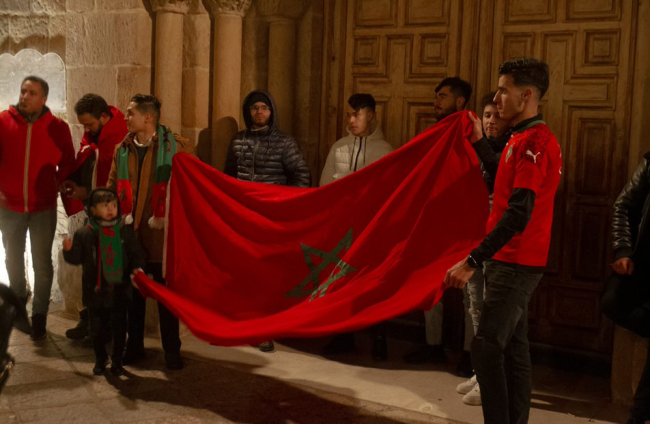 Marroquís con la bandera de su país par celebrar la gesta de su selección. GONZALO MONTESEGURO