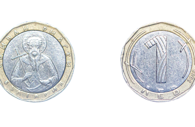Las 7 monedas que se 'cuelan' como 1 y 2 euros pero valen menos