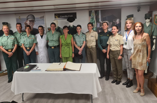 Gámez, en el centro, con militares y guardias civiles en la exposición.