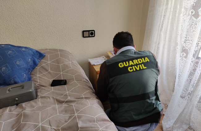 Registro de la Guardia Civil en la vivienda del detenido por tráfico de Drogas. HDS