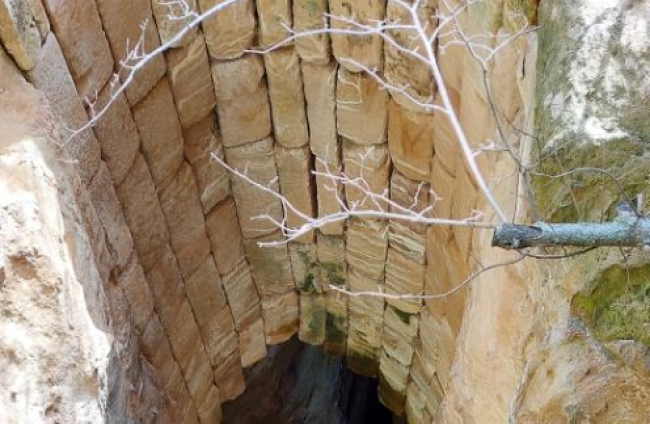 Entrada a la gruta con la bóveda de la Edad Media.
