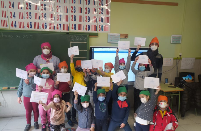 Alumnos de Primaria con sus pañuelos solidarios. HDS