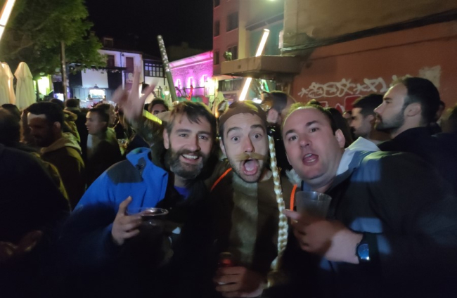 A los cientos de sorianos se sumaron visitantes, incluso con despedidas de soltero como la de este simpático burgalés. A.C.