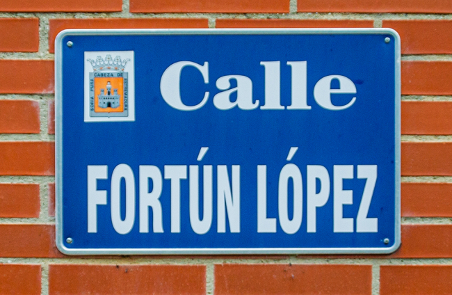 Cartel de la calle Fortún López.-MARIO TEJEDOR