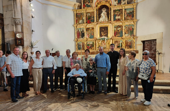 La centenaria, rodeada por sus familiares en el día de su cumpleaños.