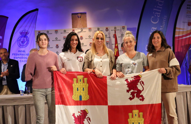 Miriam Martínez, la segunda por la derecha.