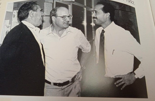 El Padre Sebas en el centro de la imagen junto con Tito Martínez Tierno y el técnico puertorriqueño Humberto Rodríguez.