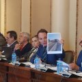 Daniel García muestra las obras en el puente de San Essteban.