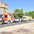 Los servicios de emergencia intervienen en el lugar del accidente.
