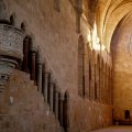 El refectorio del Monasterio de Santa María de Huerta impresiona por su monumental púlpito y la luz que atraviesa el gran rosetón cisterciense.