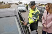 Virginia Barcones presencia una prueba de alcoholemia en la N–234 a la altura de Camaretas.-MARIO TEJEDOR