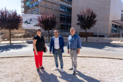 Romero, Rey y Antón posan ante la nueva comisaría de Soria.