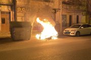 Uno de los contenedores ardiendo en la capital.