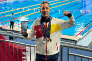 Sergio Martín posa con las dos medallas que ha logrado en el Mundial Máster de Natación.
