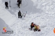 Personal de rescata con la esquiadora.