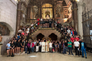 Participantes en la peregrinación en una foto de familia.