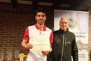 Víctor García Laseca recibiendo un premio este año en el Campeonato de Asturias.