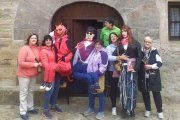Los diablillos de 2024 junto a las agredeñas que los confeccionan.