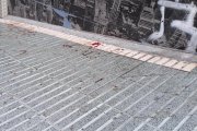 Sangre en la acera del herido en la madrugada del 6 de octubre en Rota.