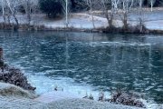 La capa de hielo en la mañana de este domingo en el río Duero en Soria era patente.