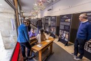 La exposición está ubicada en la galería porticada del Instituto