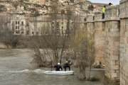 Los buzos en el río Duero junto al puente de los 16 ojos.-