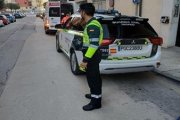 Guardia civil junto a un vehículo del Cuerpo.