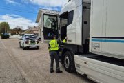 Un guardia civil junto a un camión.