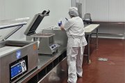Preparando un pedido de ‘Vinuesa en tu mesa’ en las instalaciones del matadero