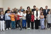 Responsables del Junta y de El Ayuntamiento de El Burgo con los escolares que han participado.