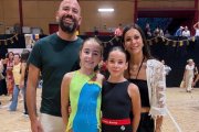 Clara Andrés y Claudia Gil con sus respectivos entrenadores en el Nacional del pasado fin de semana.