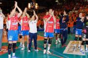 Los jugadores del CMA saludan a los aficionados rojillos que se dieron cita en Los Planos. / RFEVB-