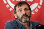 El director y fundador de la oenegé Proactiva Open Arms durante una rueda de prensa este martes 17 de abril en Badalona.-ALEJANDRO GARCIA (EFE)
