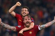 Daniele De Rossi y Alessandro Florenzi celebran el triunfo de la Roma.-/ REUTERS / ALESSANDRO BIANCHI