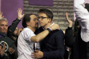 Pablo Iglesias e Íñigo Errejón se dan un frío abrazo en el congreso de Podemos celebrado en el palacio de Vistalegre.-JUAN MANUEL PRATS