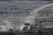 Un vehículo militar egipcio vigila la frontera entre Egipto y la Franja de Gaza, en el paso de Rafah.-EFE / ARCHIVO