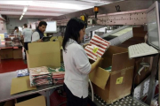 Empleados y empleadas en una empresa textil.-REUTERS / ALBERT GEA