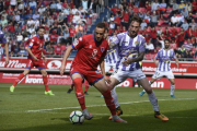 Higinio protege el balón en una acción del partido disputado ayer entre el Numancia y el Real Valladolid.-VALENTÍN GUISANDE