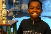 Tanitoluwa Adewumi, con el trofeo que le acredita como campeón escolar de ajedrez de Nueva York.-GOFUNDME