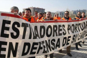 Estibadores del puerto de Pasaia (Guipúzcoa), durante una protesta.-EFE / JUAN HERRERO