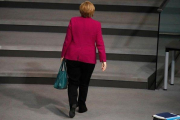 La cancillera alemana, Angela Merkel, abandona la sala de plenos durante un debate en el Bundestag.-ODD ANDERSEN (AFP)