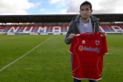 Antonio Tomás posa con la camiseta rojilla en Los Pajaritos. / D. Mayor-