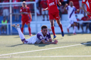 Agus Alonso se lamenta tras fallar una de las dos ocasiones que tuvo en la primera parte del partido ante el Terrassa. ÁREA 11