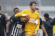 El brasileño Everton Luiz, consolado por el portero Filip Kljajic.-AP / MIROSLAV TODOROVIC